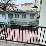 Cosy Studio With Terrace Near Florenc
